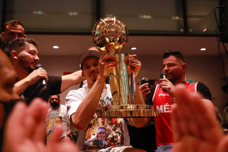 Juan Toscano-Anderson presentó el trofeo de la NBA en la Ciudad de México