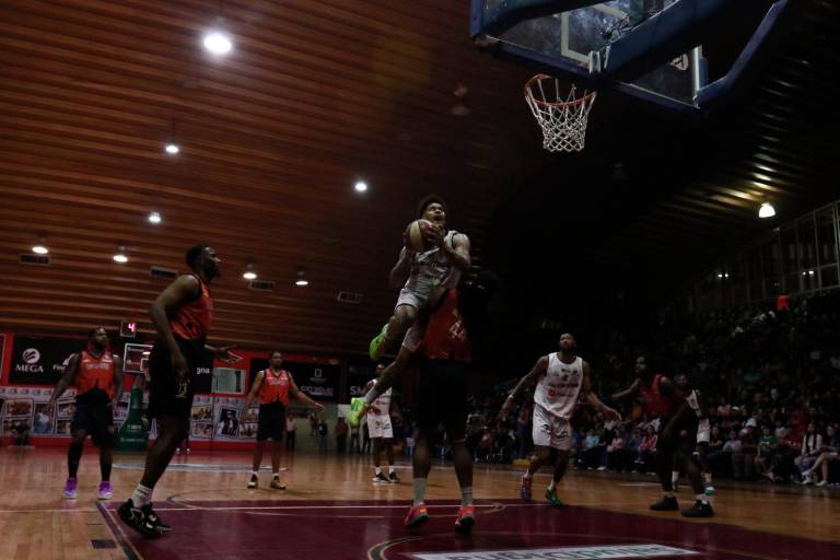 Pioneros supera de visita a Caballeros para emparejar la serie de playoffs