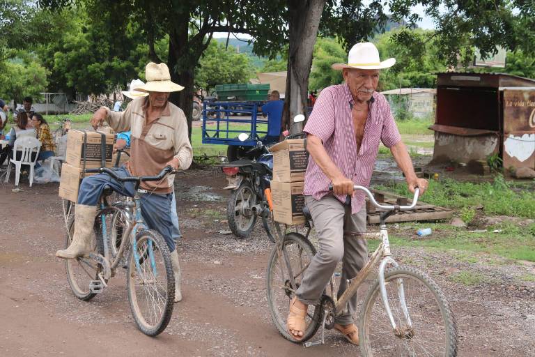 Entregan despensas a familias de pescadores en comunidades de Escuinapa
