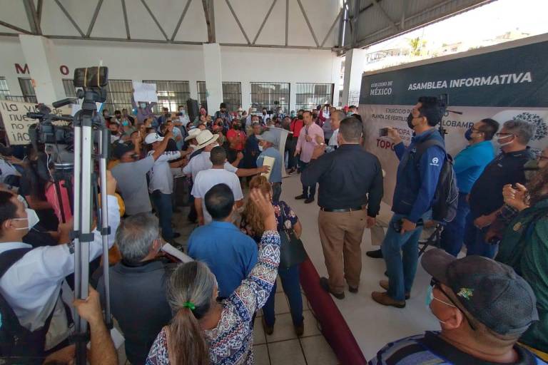 Opositores de la planta de amoniaco se manifiestan en Topolobampo durante asamblea informativa para consulta