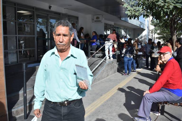 Acuden al Banco de Bienestar para recibir apoyos económicos en Culiacán