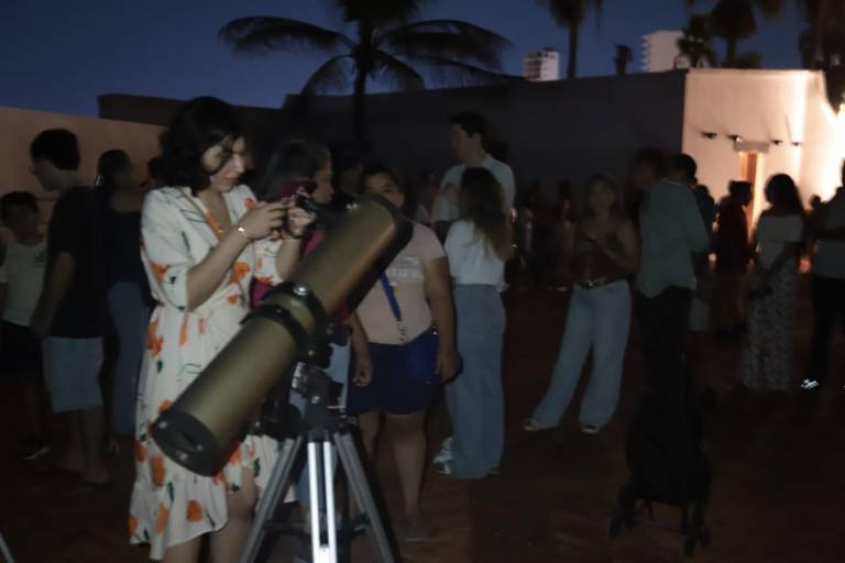 Cerca de 400 personas se suman a la Noche Internacional de Observación de la Luna en Mazatlán