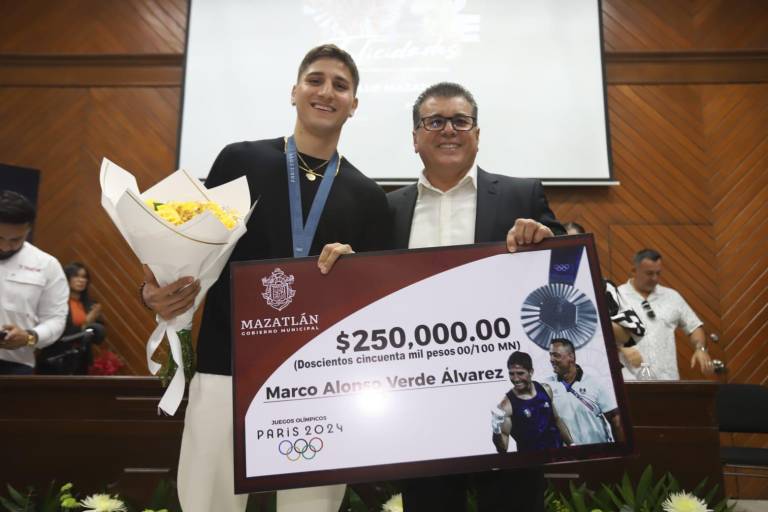 Entregan estímulo económico a Marco Alonso Verde Álvarez