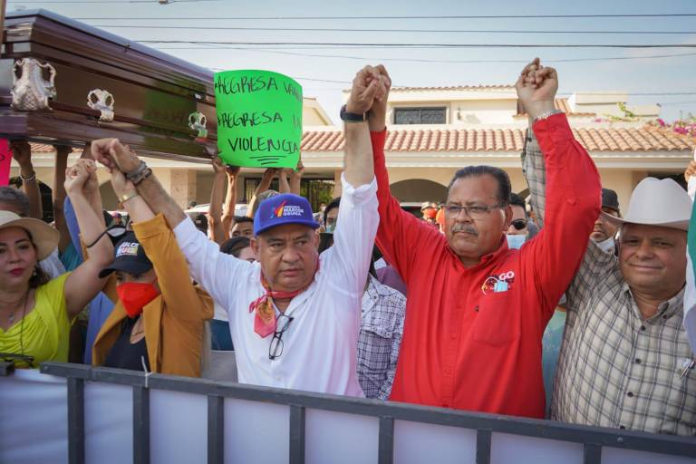 Con ataúd, protestan en Los Mochis por el ‘asesinato’ de la democracia en la jornada electoral