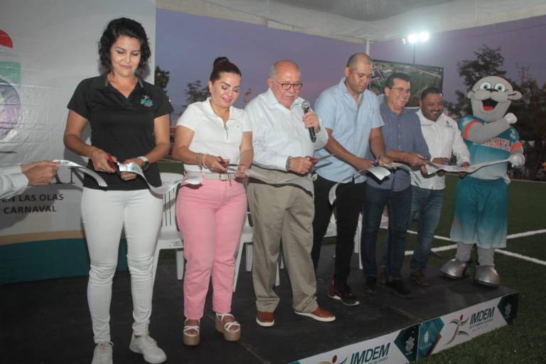 Inauguran campo de futbol en San Joaquín