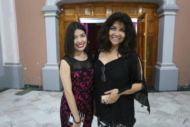 Disfrutan mazatlecos la ‘Ópera Tosca’, con la soprano María Katzarava