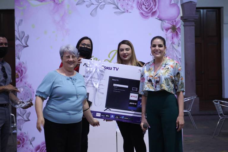 Felicitan a las mamás del Isic