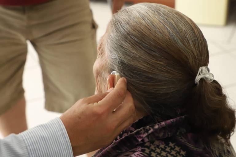 Club de Leones Mazatlán realiza campaña de instalación y reparación de aparatos auditivos