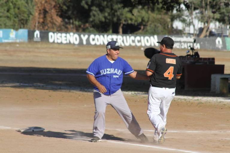 Los Plebes del Rancho le tocan las golondrinas a Sindicato de Aurigas en la Liga de Taxis Verdes