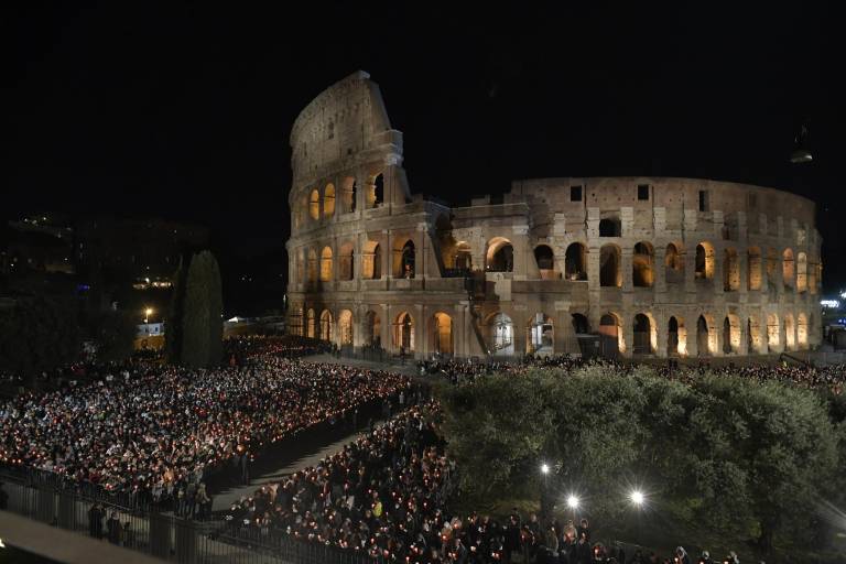 Alzan las voces de paz contra la guerra en Viacrucis en Coliseo Romano