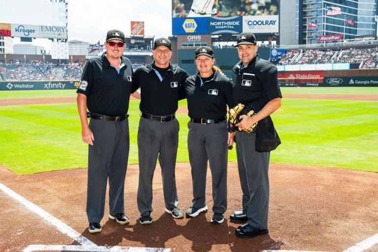 Jen Pawol hace historia como la primera mujer ampáyer en temporada regular de MLB