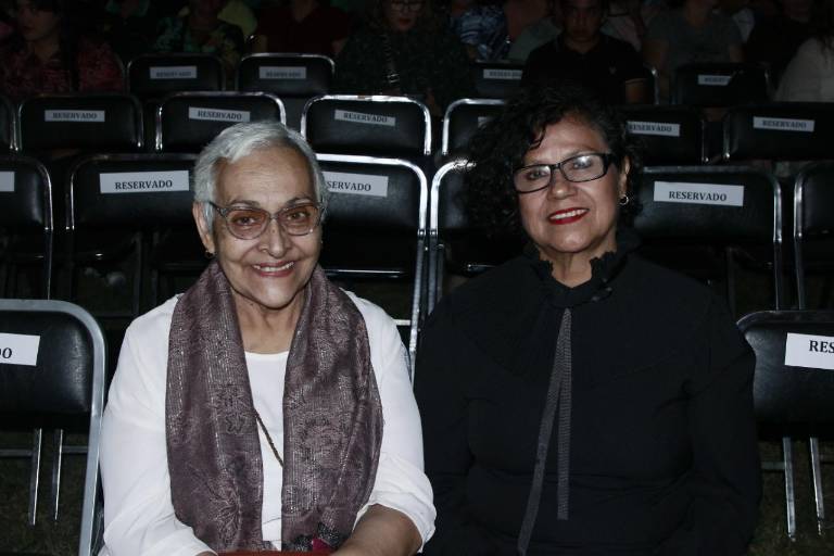 Cantan y bailan culiacanenses junto a Eugenia León y la OSSLA