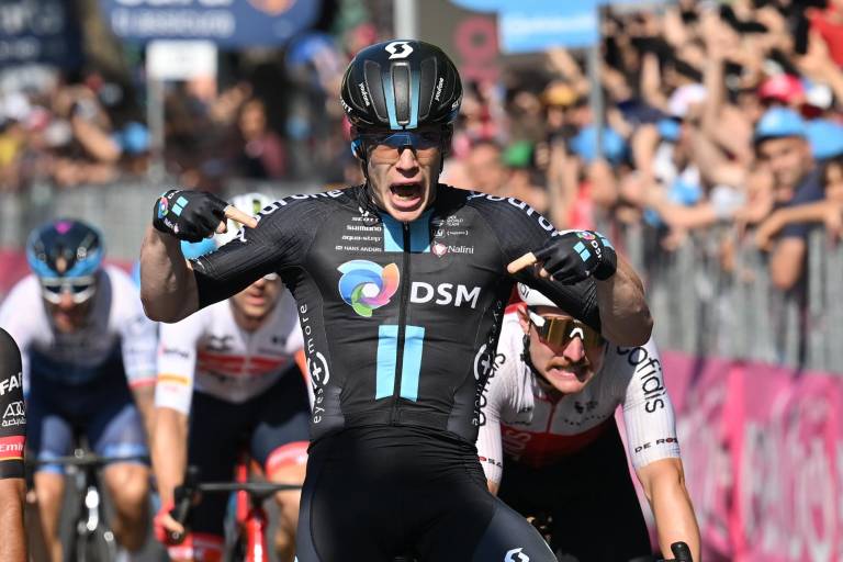 Alberto Dainese impone su magistral sprint en el Giro de Italia