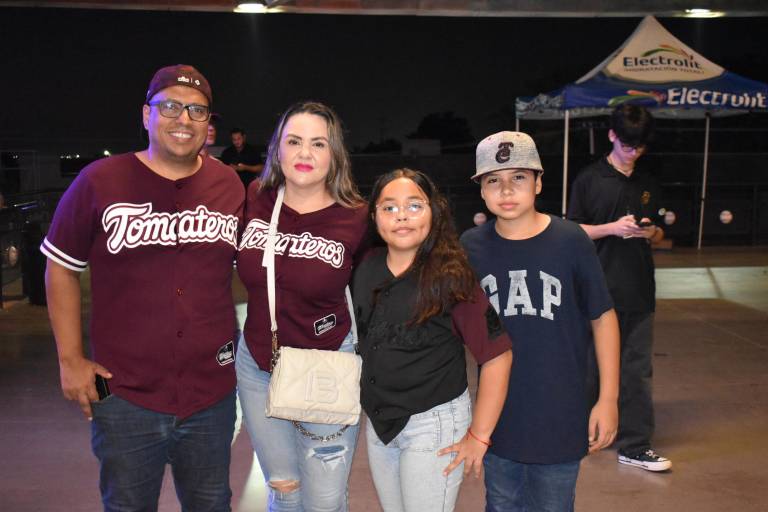 Festejan sinaloenses el inicio de la Temporada de Beisbol 2023-2024