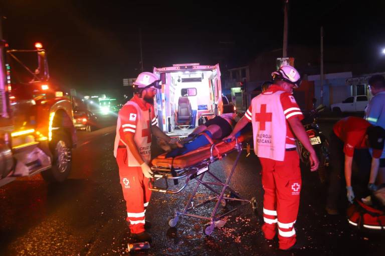 Pareja en moto derrapa en la Colonia Urías, en Mazatlán