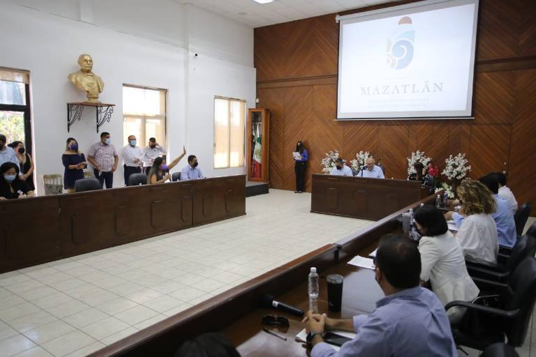Cabildo de Mazatlán inicia con crisis política