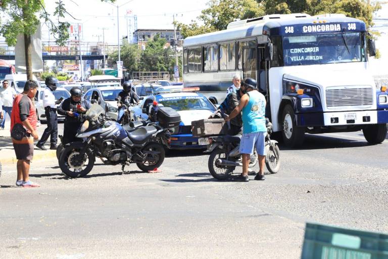 Conductor de auto se pasa el rojo y derriba a dos motociclistas en Mazatlán