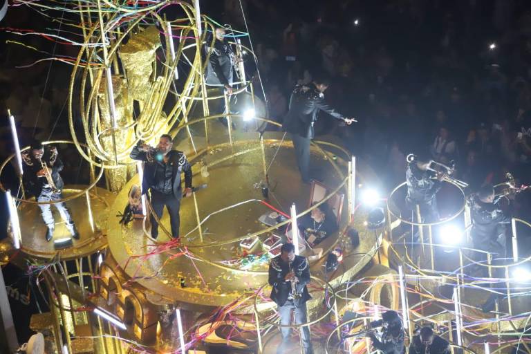 Brilla la Banda MS en el tradicional desfile del Carnaval de Mazatlán