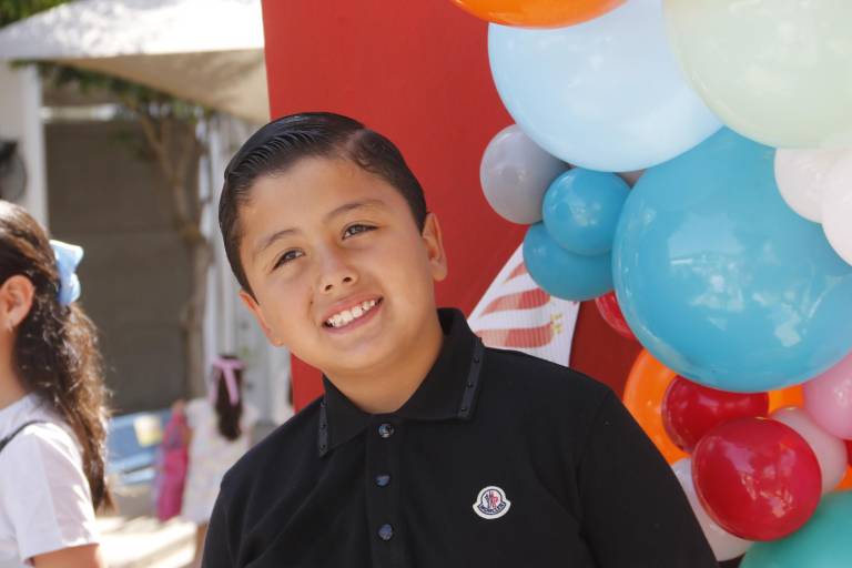 Ríen, juegan y bailan niños del Senda en su día