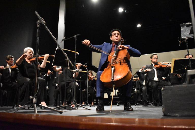 Brilla César Bourguet durante su concierto de Cello en Culiacán