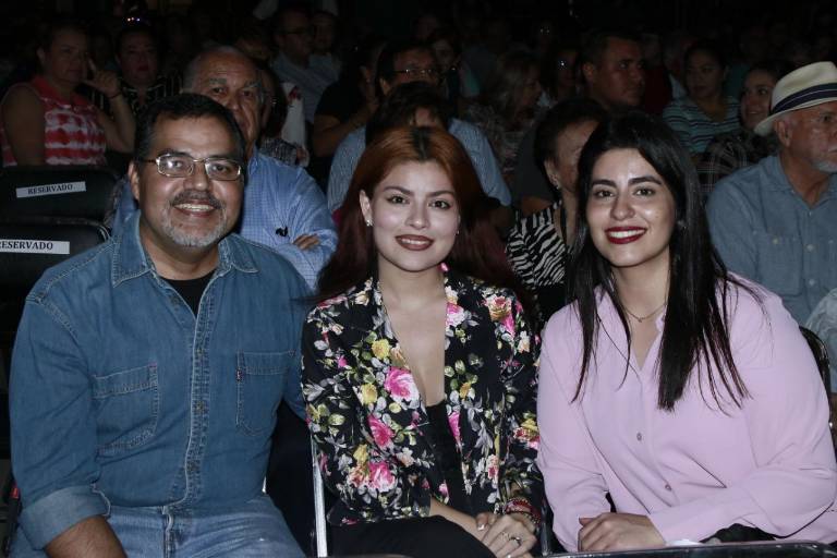 Cantan y bailan culiacanenses junto a Eugenia León y la OSSLA