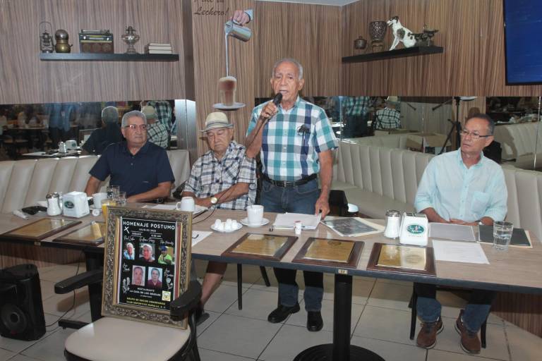 Socios del Club Muralla reciben homenaje póstumo