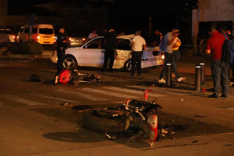 Un menor y dos hombres muertos deja choque entre automóvil y motocicleta en Mazatlán