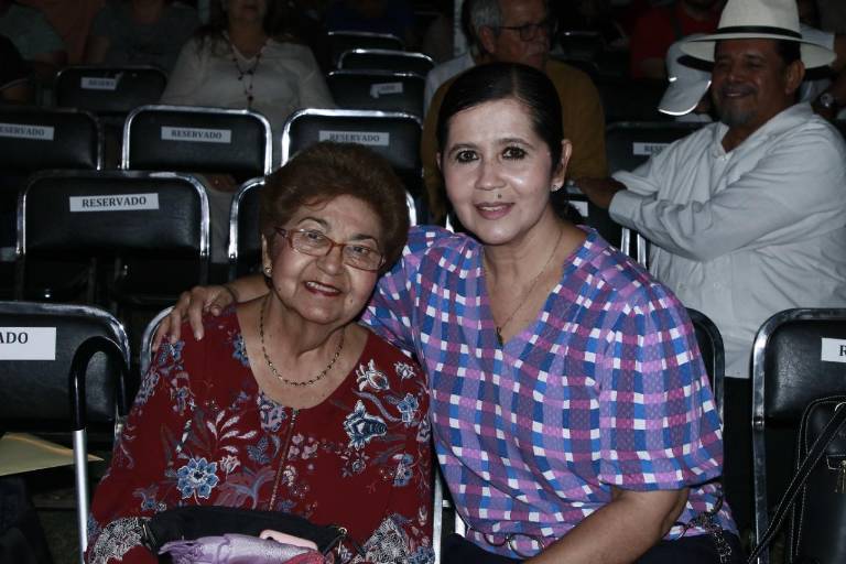 Cantan y bailan culiacanenses junto a Eugenia León y la OSSLA