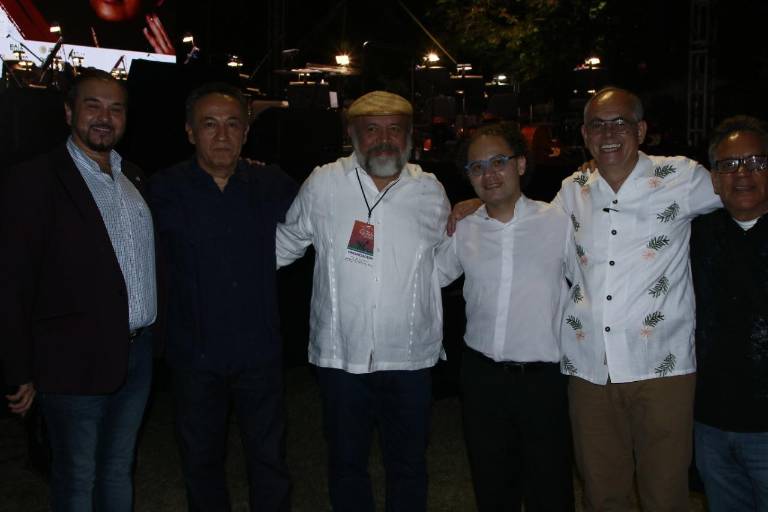 Cantan y bailan culiacanenses junto a Eugenia León y la OSSLA