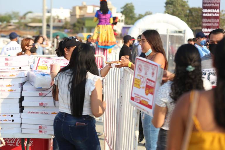 Cientos llegan al baile de Los Recoditos patrocinado por ‘El Químico’, y por la espera les ¡dan pizzas!