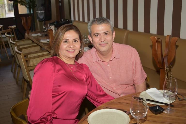 Celebran clientes y amigos el primer aniversario de Humaya Restaurante