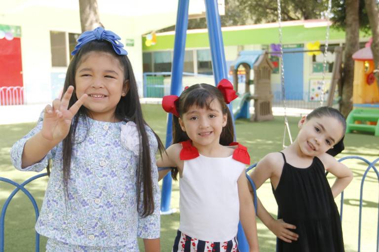 Ríen, juegan y bailan niños del Senda en su día