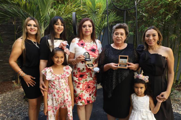 Festejan Rosa Alicia Soto y Emilia Soto su jubilación en la docencia