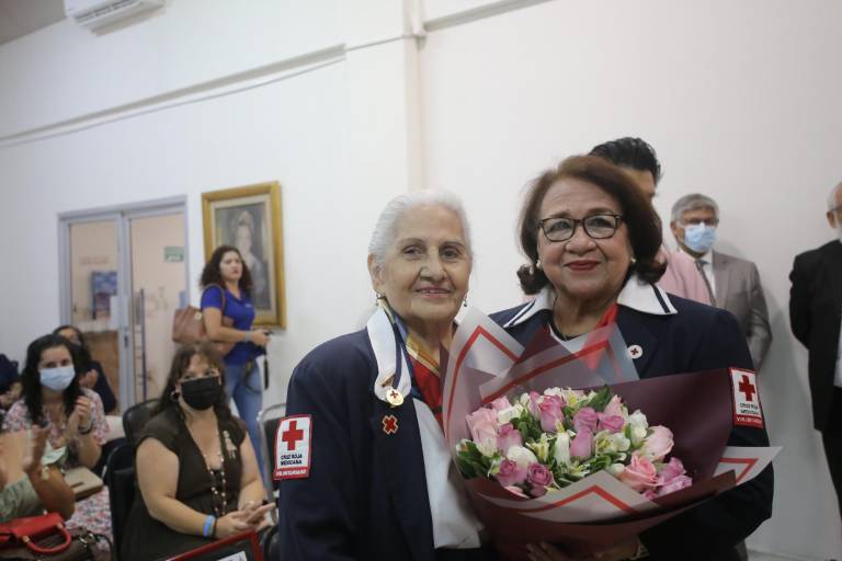 Recibe Cristina Rosano González la Constancia de Perseverancia por 60 años de servicio altruista