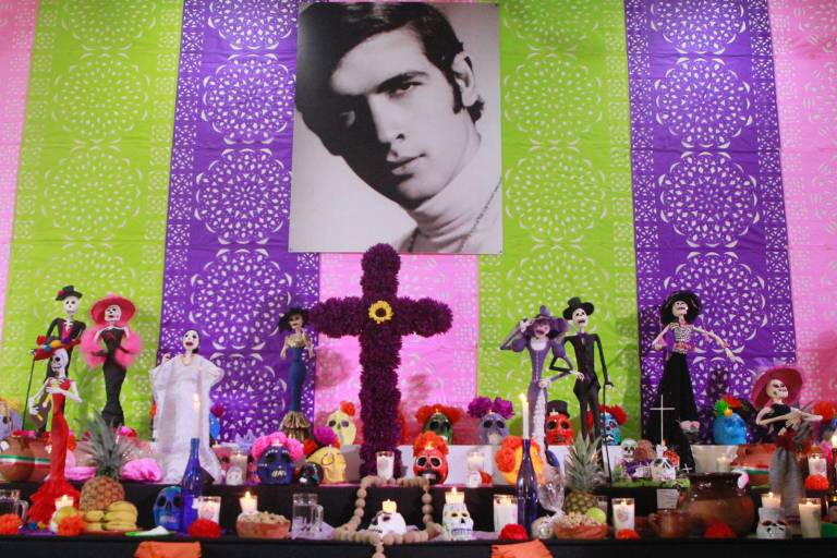 Celebran la muerte con altares, comida, música, danza y arte