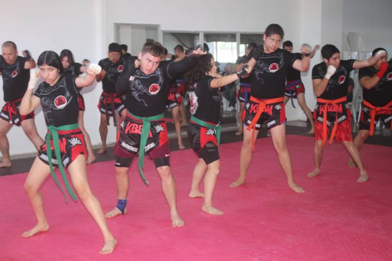 Se gradúan 25 alumnos de la Academia Black Belt