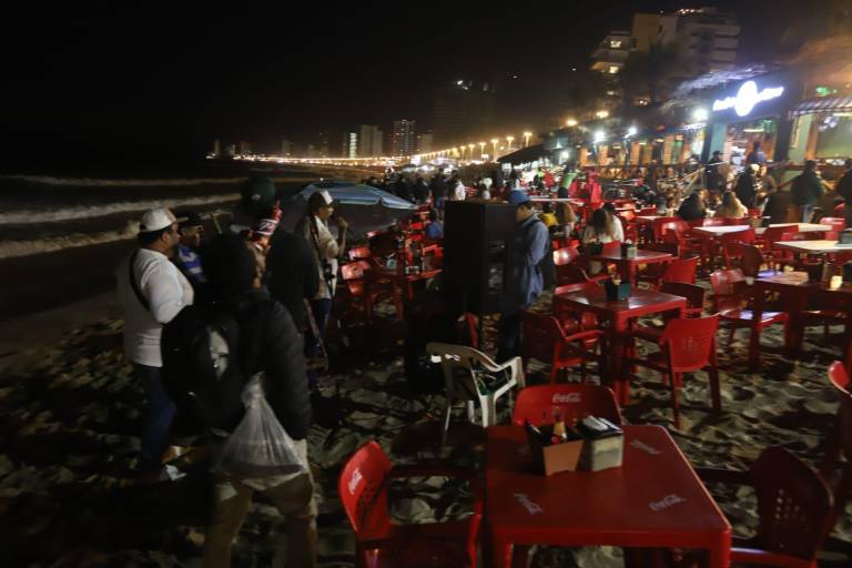‘Pasea’ la policía sin poner orden en las playas de Mazatlán la noche de este lunes