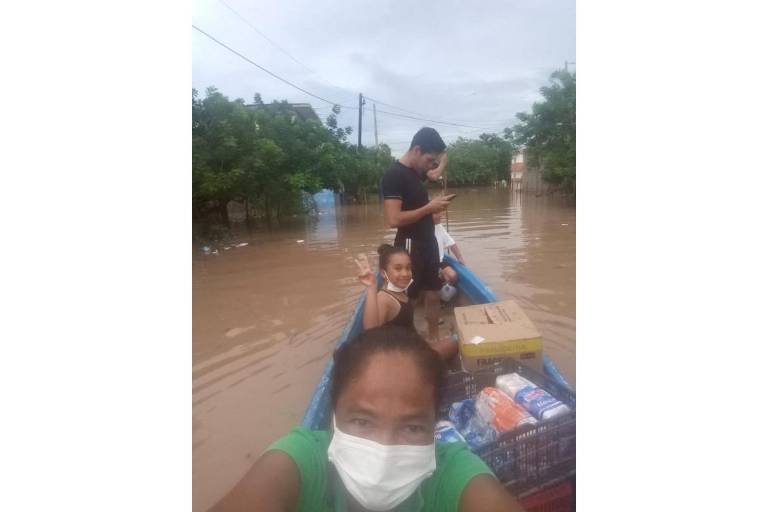Por inundaciones, hasta en canoa llevan alimentos a damnificados en Agua Verde, Rosario