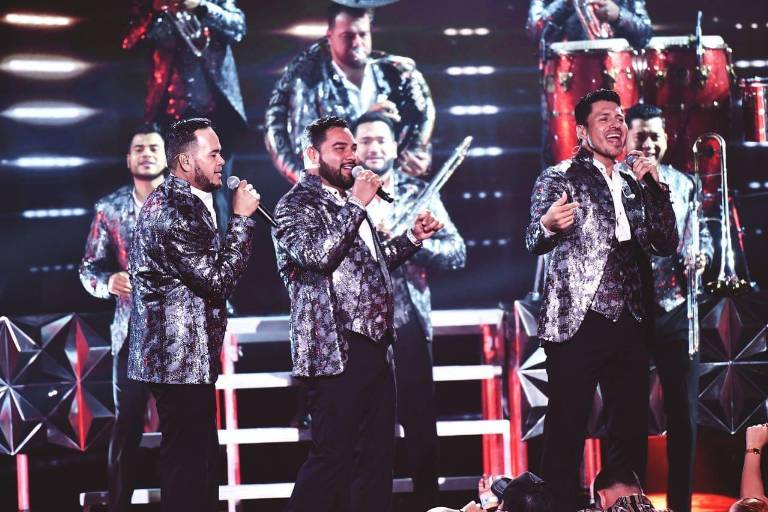 Banda MS y Grupo Firme rinden homenaje a Jenni Rivera