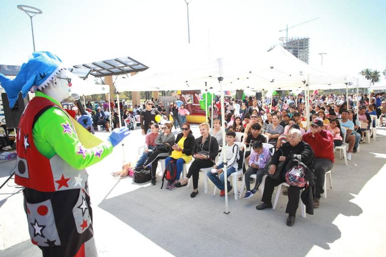 Disfrutan el Día de la Familia en el Parque Central de Mazatlán