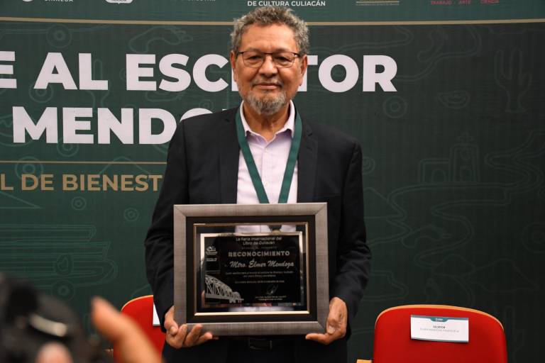 Reconocen trayectoria académica y literaria de Élmer Mendoza en Culiacán