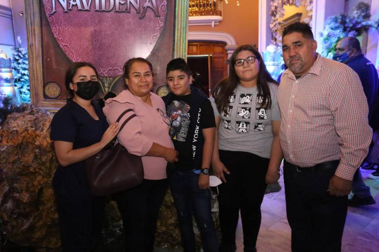 Disfrutan mazatlecos la Gala Navideña