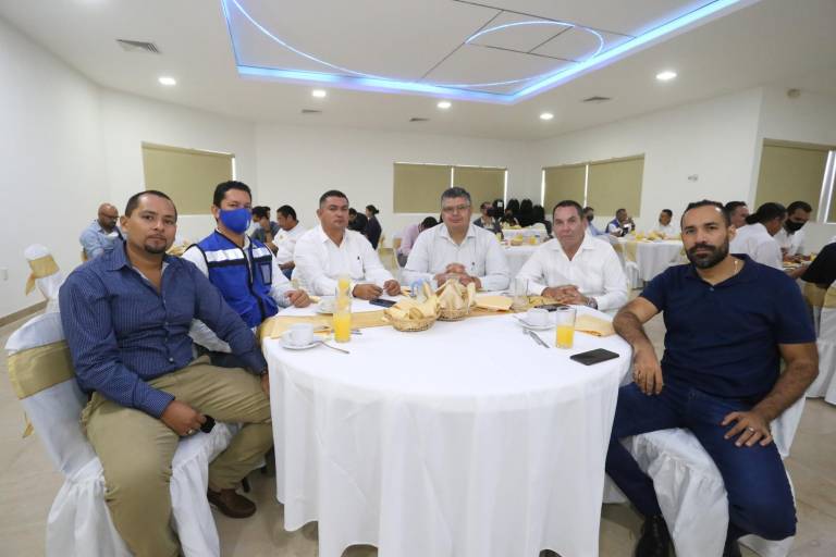 Celebran con un desayuno el Día del Ingeniero en Mazatlán
