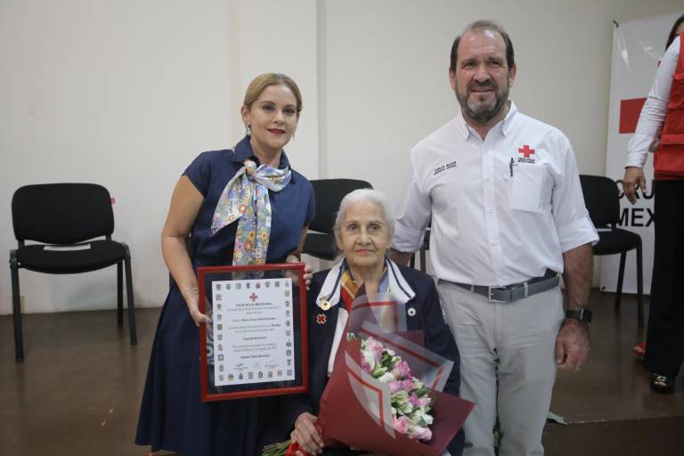 Recibe Cristina Rosano González la Constancia de Perseverancia por 60 años de servicio altruista