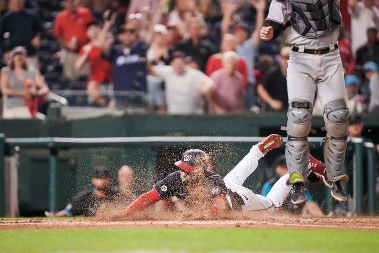 Joey Meneses pega jonrón de campo ante Marlins (VIDEO)