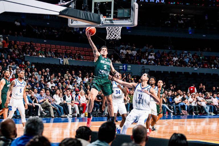 México sufre otra vez en el último cuarto, pero vence a República Dominicana