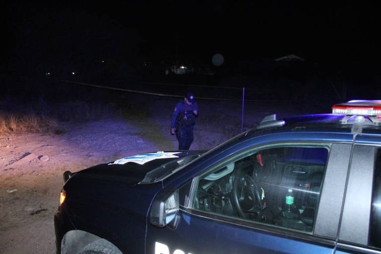 Hallan a un hombre sin vida golpeado y envuelto en cobijas en carretera estatal de Rosario