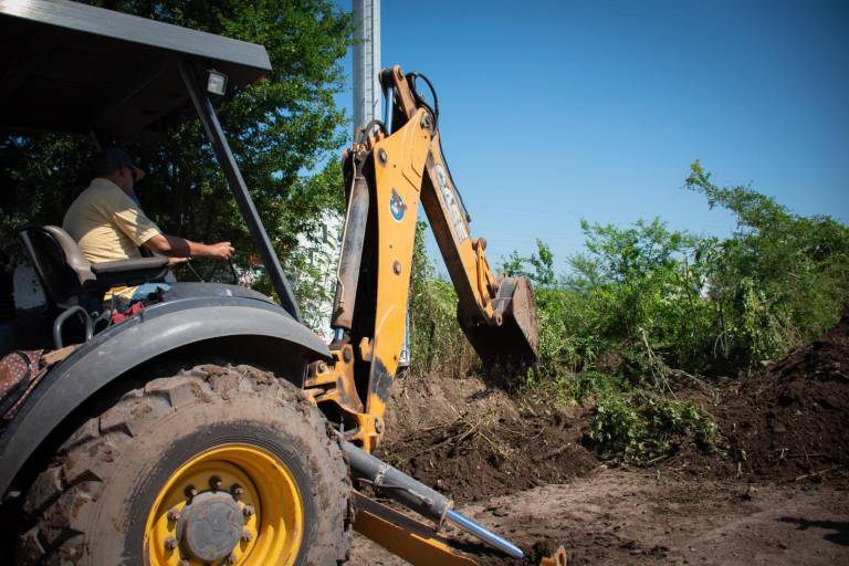 Avanza desazolve de afluentes en sector norte y sur de Culiacán
