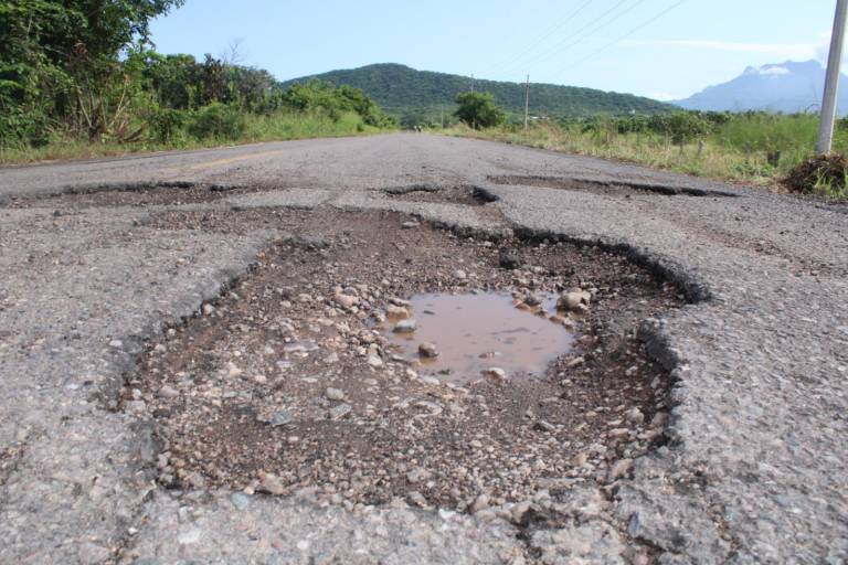 Carreteras estatales en Rosario están llenas de baches