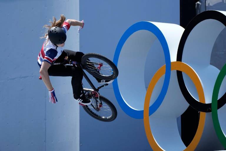 Charlotte Worthington gana la primera medalla de oro en BMX estilo libre femenino